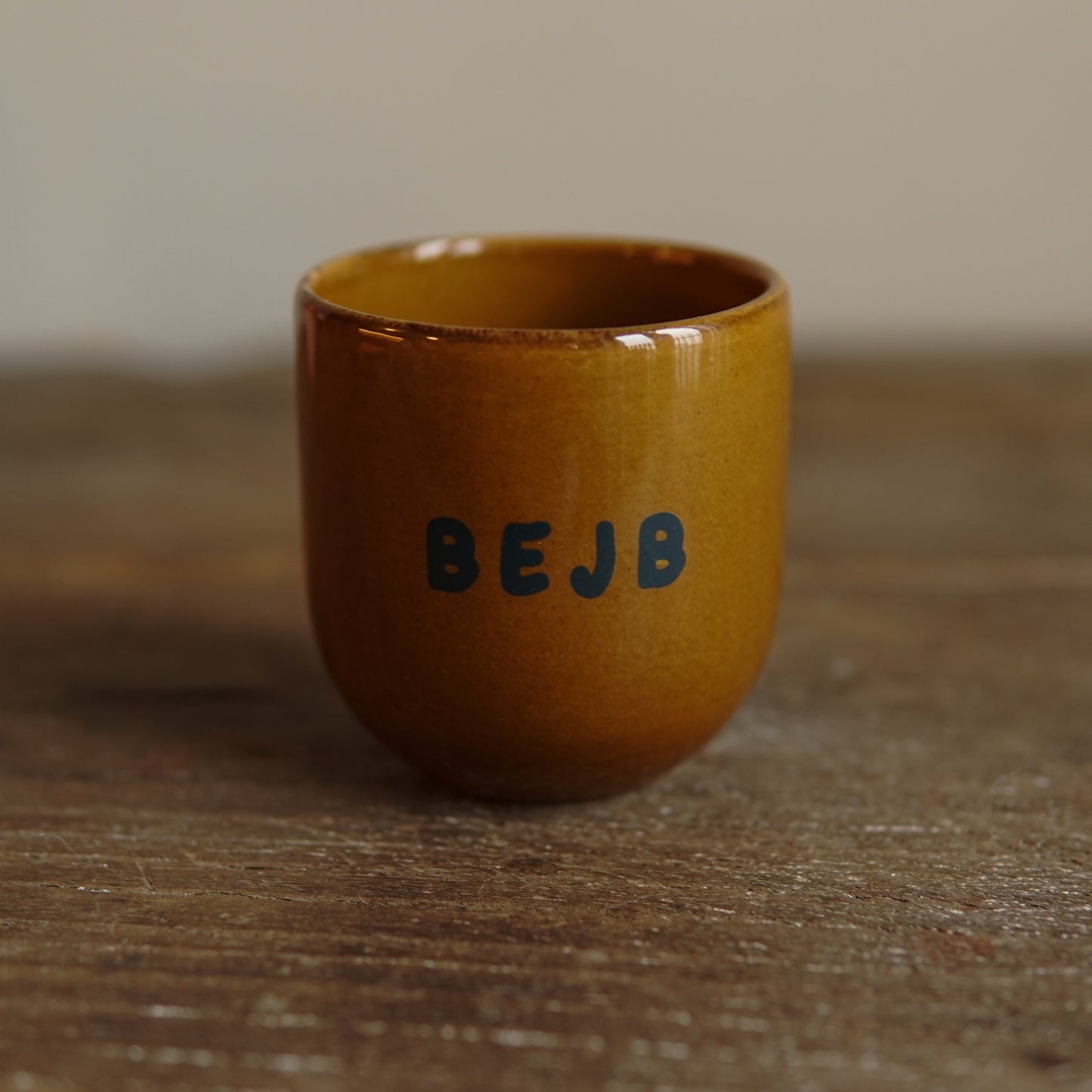 Sisi mug, B E J B