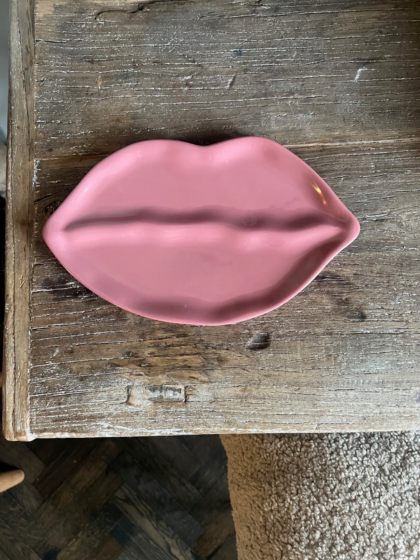 Sisi plate, Lip punch