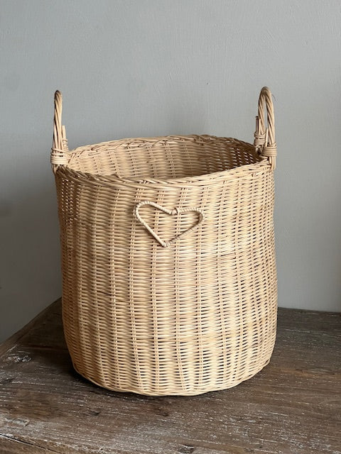 Sisi, Heart basket with handles