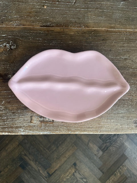 Sisi plate, Pink lips
