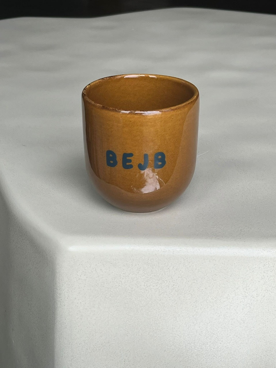 Sisi mug, B E J B